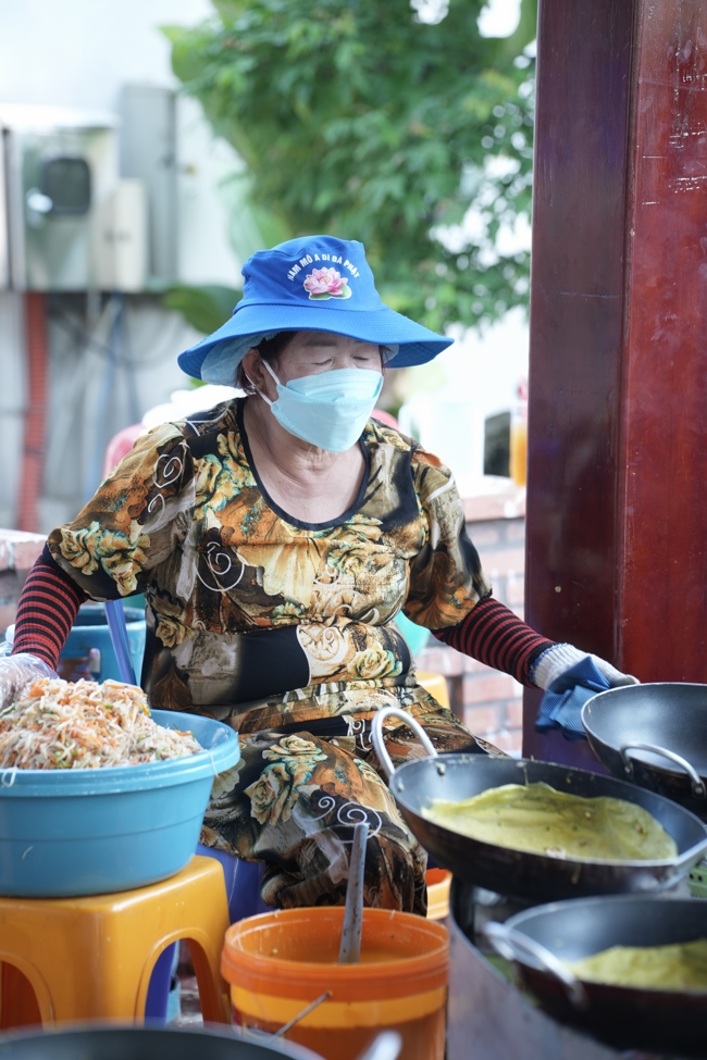 Chùa Hoằng Pháp tổ chức đổ bánh xèo miền Tây trong 03 ngày cho bà con gần xa.