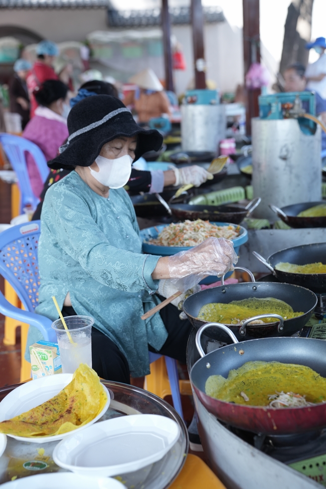 Chùa Hoằng Pháp tổ chức đổ bánh xèo miền Tây trong 03 ngày cho bà con gần xa.