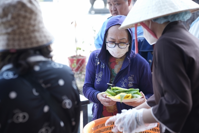 Chùa Hoằng Pháp tổ chức đổ bánh xèo miền Tây trong 03 ngày cho bà con gần xa.