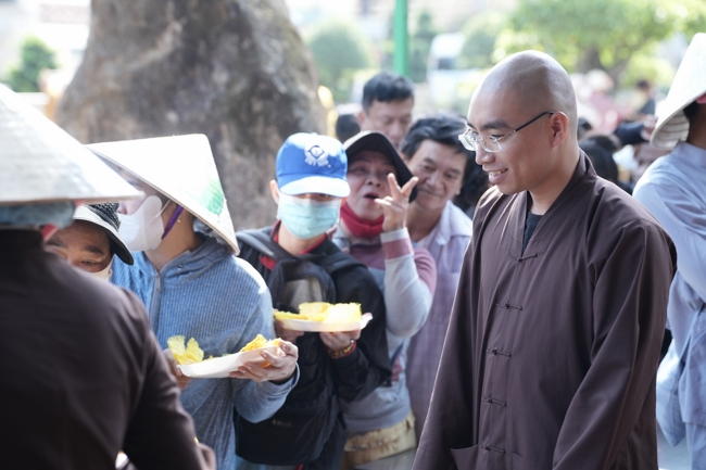 Chùa Hoằng Pháp tổ chức đổ bánh xèo miền Tây trong 03 ngày cho bà con gần xa.