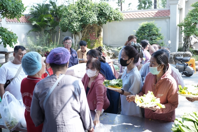 Chùa Hoằng Pháp tổ chức đổ bánh xèo miền Tây trong 03 ngày cho bà con gần xa.