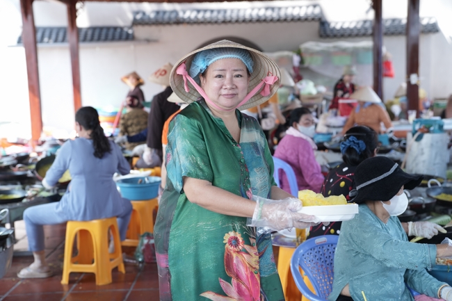 Chùa Hoằng Pháp tổ chức đổ bánh xèo miền Tây trong 03 ngày cho bà con gần xa.