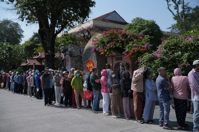 Chùa Hoằng Pháp tổ chức đổ bánh xèo miền Tây trong 03 ngày cho bà con gần xa.