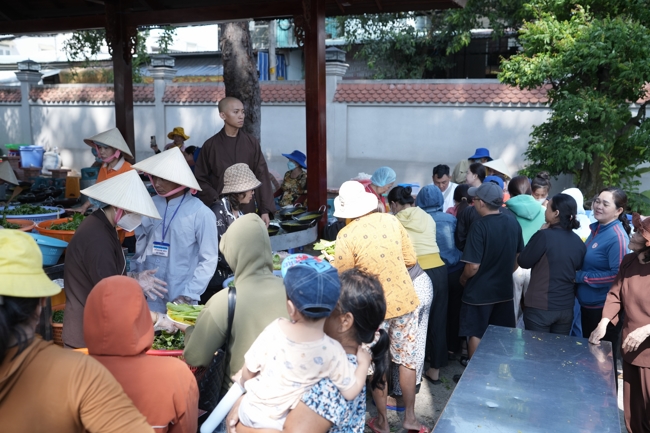 Chùa Hoằng Pháp tổ chức đổ bánh xèo miền Tây trong 03 ngày cho bà con gần xa.