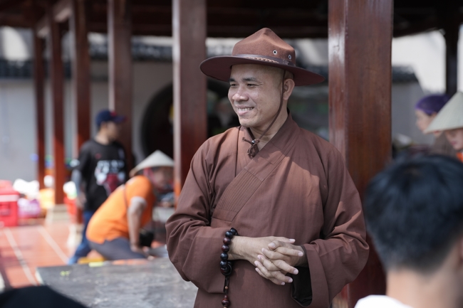 Chùa Hoằng Pháp tổ chức đổ bánh xèo miền Tây trong 03 ngày cho bà con gần xa.