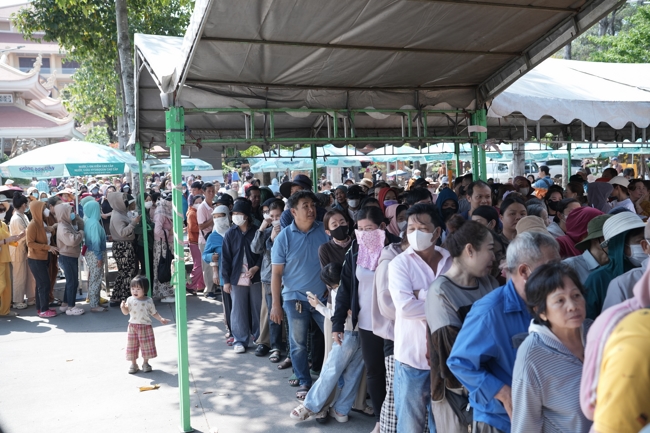 Chùa Hoằng Pháp tổ chức đổ bánh xèo miền Tây trong 03 ngày cho bà con gần xa.