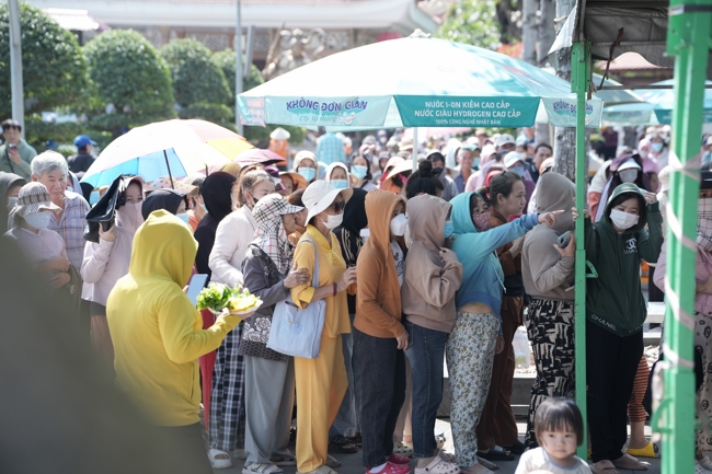 Chùa Hoằng Pháp tổ chức đổ bánh xèo miền Tây trong 03 ngày cho bà con gần xa.