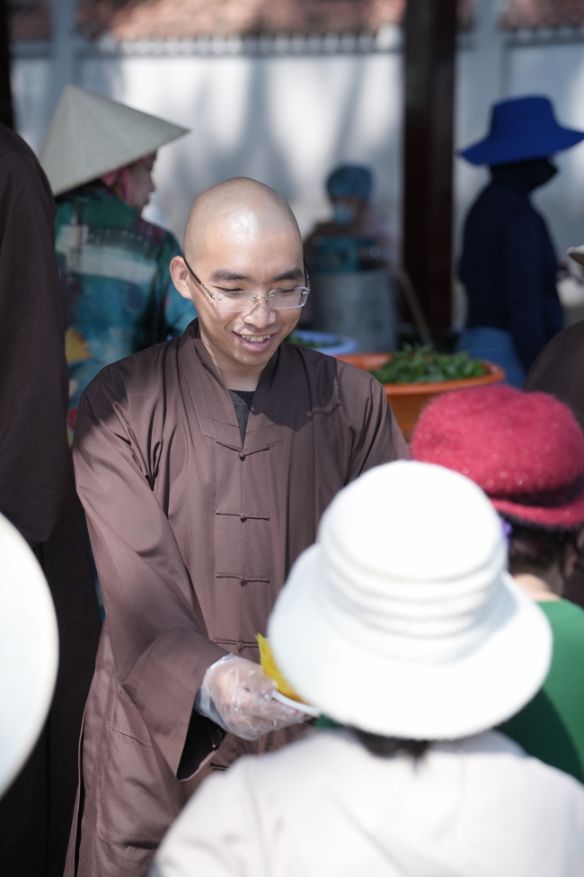 Chùa Hoằng Pháp tổ chức đổ bánh xèo miền Tây trong 03 ngày cho bà con gần xa.