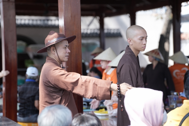 Chùa Hoằng Pháp tổ chức đổ bánh xèo miền Tây trong 03 ngày cho bà con gần xa.