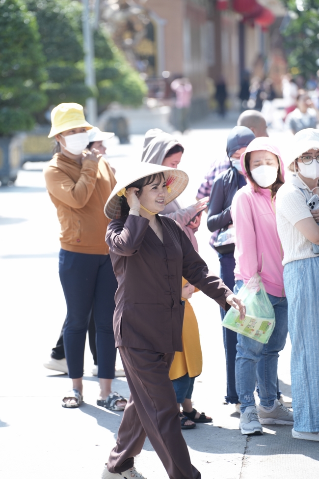 Chùa Hoằng Pháp tổ chức đổ bánh xèo miền Tây trong 03 ngày cho bà con gần xa.