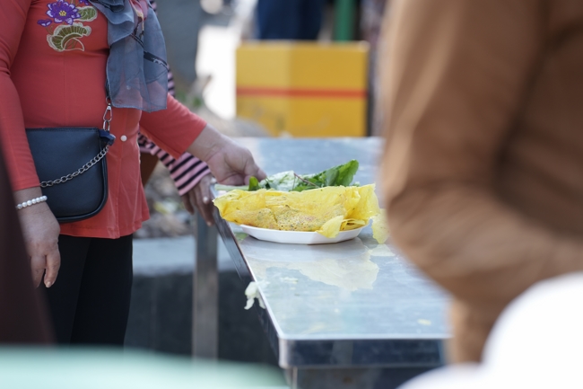 Chùa Hoằng Pháp tổ chức đổ bánh xèo miền Tây trong 03 ngày cho bà con gần xa.