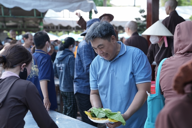 Chùa Hoằng Pháp tổ chức đổ bánh xèo miền Tây trong 03 ngày cho bà con gần xa.