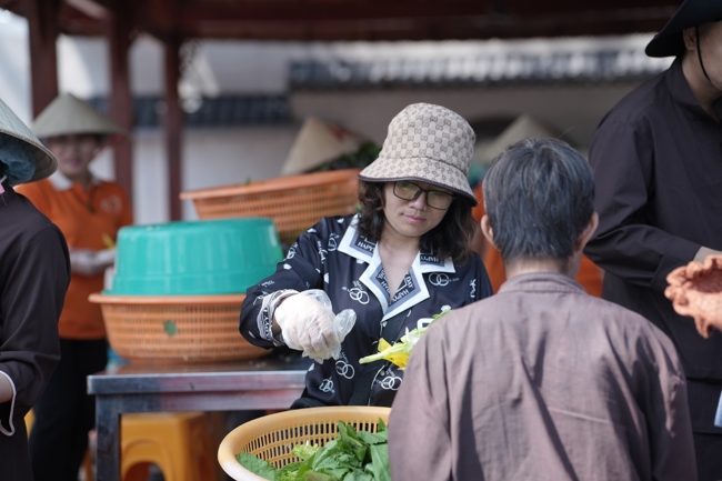 Chùa Hoằng Pháp tổ chức đổ bánh xèo miền Tây trong 03 ngày cho bà con gần xa.