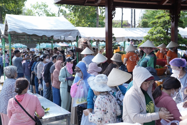 Chùa Hoằng Pháp tổ chức đổ bánh xèo miền Tây trong 03 ngày cho bà con gần xa.