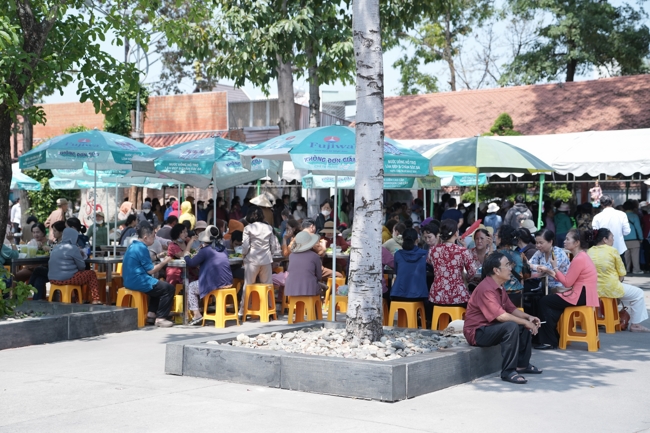 Chùa Hoằng Pháp tổ chức đổ bánh xèo miền Tây trong 03 ngày cho bà con gần xa.