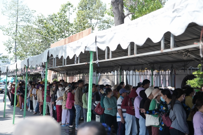 Chùa Hoằng Pháp tổ chức đổ bánh xèo miền Tây trong 03 ngày cho bà con gần xa.