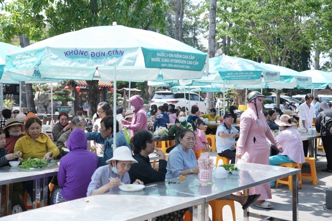 Chùa Hoằng Pháp tổ chức đổ bánh xèo miền Tây trong 03 ngày cho bà con gần xa.