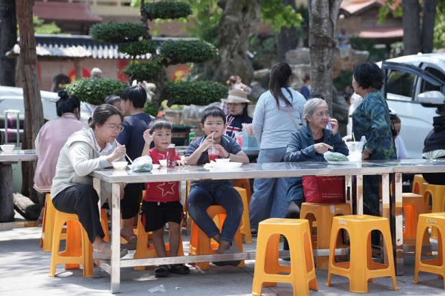 Chùa Hoằng Pháp tổ chức đổ bánh xèo miền Tây trong 03 ngày cho bà con gần xa.