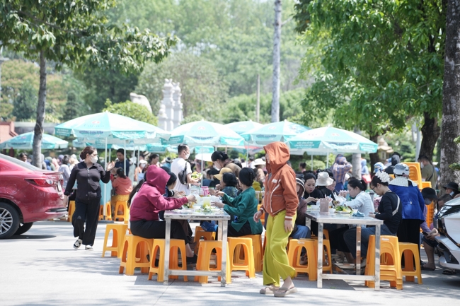 Chùa Hoằng Pháp tổ chức đổ bánh xèo miền Tây trong 03 ngày cho bà con gần xa.