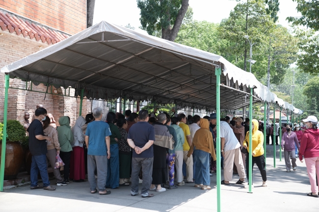 Chùa Hoằng Pháp tổ chức đổ bánh xèo miền Tây trong 03 ngày cho bà con gần xa.