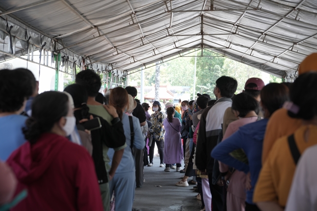 Chùa Hoằng Pháp tổ chức đổ bánh xèo miền Tây trong 03 ngày cho bà con gần xa.