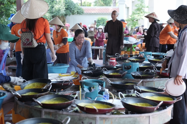 Chùa Hoằng Pháp tổ chức đổ bánh xèo miền Tây trong 03 ngày cho bà con gần xa.