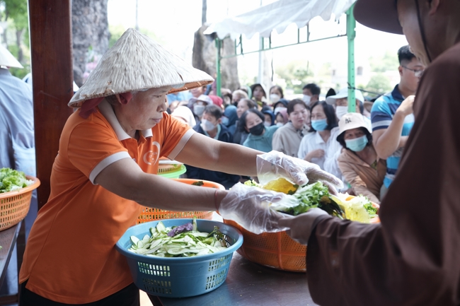 Chùa Hoằng Pháp tổ chức đổ bánh xèo miền Tây trong 03 ngày cho bà con gần xa.