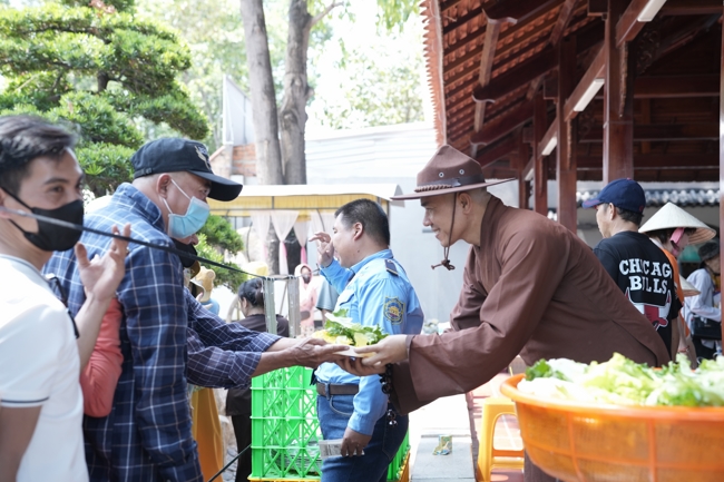 Chùa Hoằng Pháp tổ chức đổ bánh xèo miền Tây trong 03 ngày cho bà con gần xa.