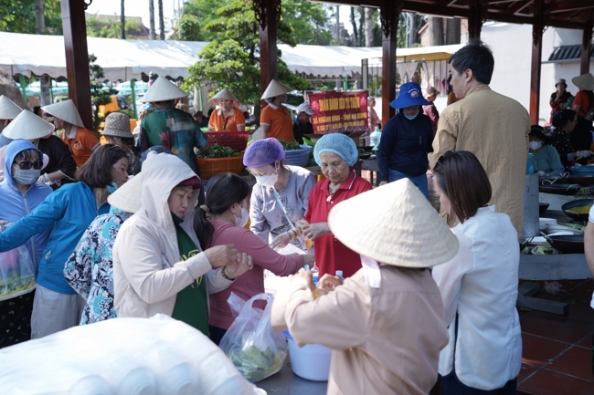 Chùa Hoằng Pháp tổ chức đổ bánh xèo miền Tây trong 03 ngày cho bà con gần xa.