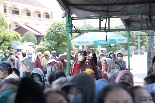 Chùa Hoằng Pháp tổ chức đổ bánh xèo miền Tây trong 03 ngày cho bà con gần xa.