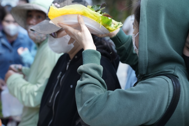 Chùa Hoằng Pháp tổ chức đổ bánh xèo miền Tây trong 03 ngày cho bà con gần xa.