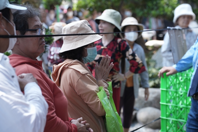 Chùa Hoằng Pháp tổ chức đổ bánh xèo miền Tây trong 03 ngày cho bà con gần xa.