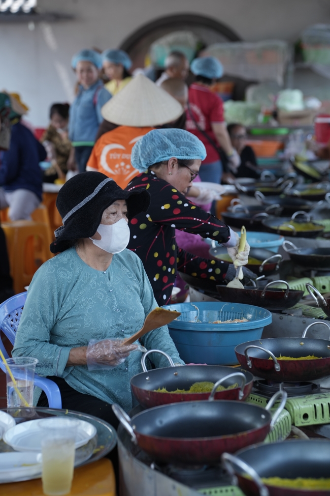 Chùa Hoằng Pháp tổ chức đổ bánh xèo miền Tây trong 03 ngày cho bà con gần xa.