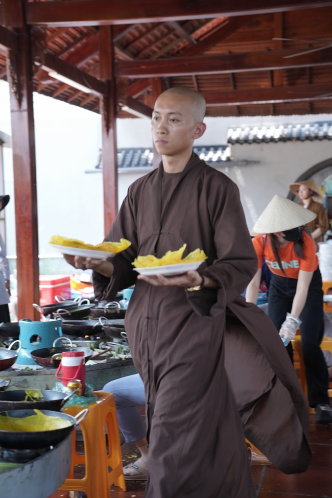 Chùa Hoằng Pháp tổ chức đổ bánh xèo miền Tây trong 03 ngày cho bà con gần xa.