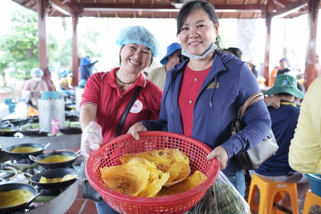 Chùa Hoằng Pháp tổ chức đổ bánh xèo miền Tây trong 03 ngày cho bà con gần xa.