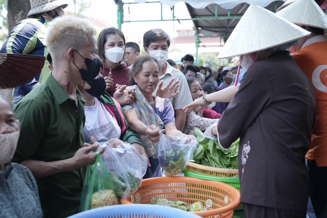 Chùa Hoằng Pháp tổ chức đổ bánh xèo miền Tây trong 03 ngày cho bà con gần xa.