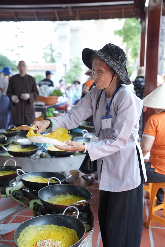 Chùa Hoằng Pháp tổ chức đổ bánh xèo miền Tây trong 03 ngày cho bà con gần xa.