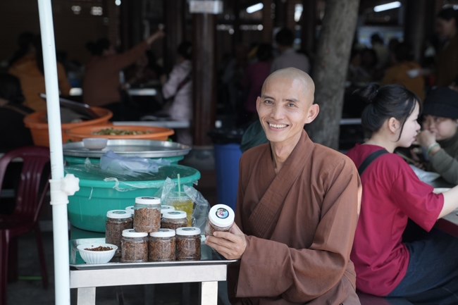 Chùa Hoằng Pháp tổ chức đổ bánh xèo miền Tây trong 03 ngày cho bà con gần xa.