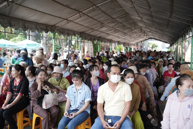 Chùa Hoằng Pháp tổ chức đổ bánh xèo miền Tây trong 03 ngày cho bà con gần xa.