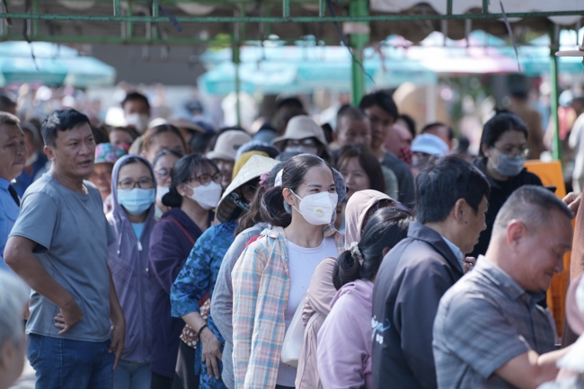 Chùa Hoằng Pháp tổ chức đổ bánh xèo miền Tây trong 03 ngày cho bà con gần xa.