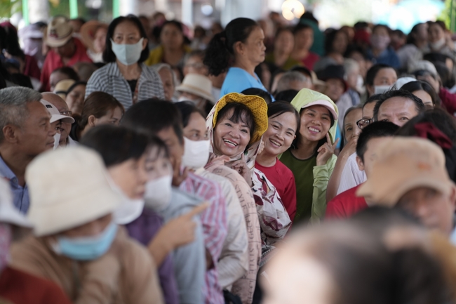 Chùa Hoằng Pháp tổ chức đổ bánh xèo miền Tây trong 03 ngày cho bà con gần xa.