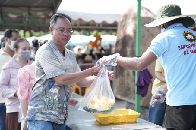 Chùa Hoằng Pháp tổ chức đổ bánh xèo miền Tây trong 03 ngày cho bà con gần xa.
