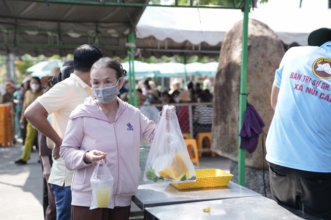 Chùa Hoằng Pháp tổ chức đổ bánh xèo miền Tây trong 03 ngày cho bà con gần xa.