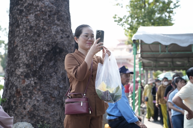 Chùa Hoằng Pháp tổ chức đổ bánh xèo miền Tây trong 03 ngày cho bà con gần xa.