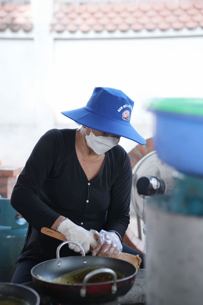 Chùa Hoằng Pháp tổ chức đổ bánh xèo miền Tây trong 03 ngày cho bà con gần xa.