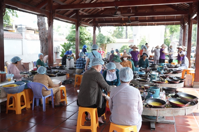 Chùa Hoằng Pháp tổ chức đổ bánh xèo miền Tây trong 03 ngày cho bà con gần xa.