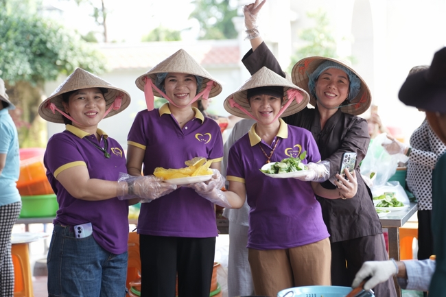 Chùa Hoằng Pháp tổ chức đổ bánh xèo miền Tây trong 03 ngày cho bà con gần xa.