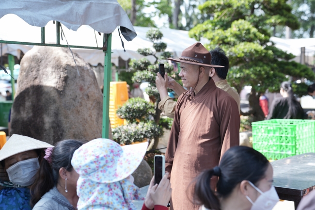 Chùa Hoằng Pháp tổ chức đổ bánh xèo miền Tây trong 03 ngày cho bà con gần xa.