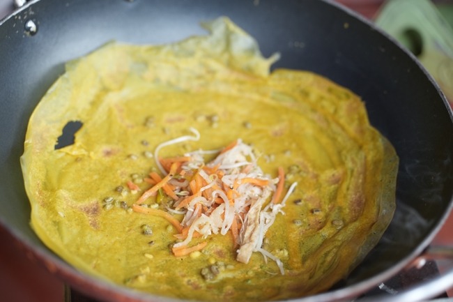 Chùa Hoằng Pháp tổ chức đổ bánh xèo miền Tây trong 03 ngày cho bà con gần xa.