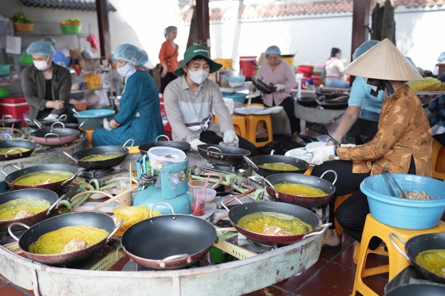 Chùa Hoằng Pháp tổ chức đổ bánh xèo miền Tây trong 03 ngày cho bà con gần xa.